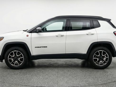 Used 2025 Jeep Compass Trailhawk AWD/4WD image 5