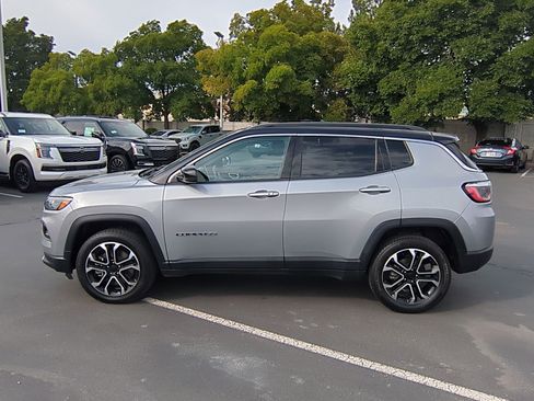 Used 2023 Jeep Compass Limited image 9