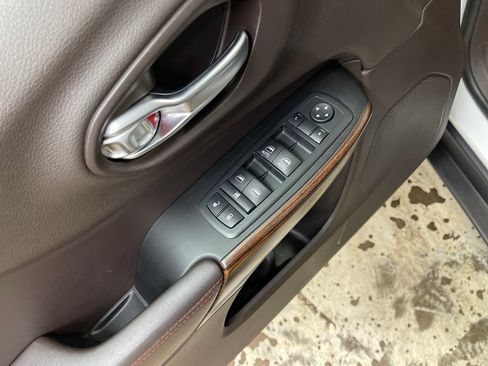 Used 2014 Jeep Cherokee Trailhawk w/ Comfort/Convenience Group AWD/4WD image 16