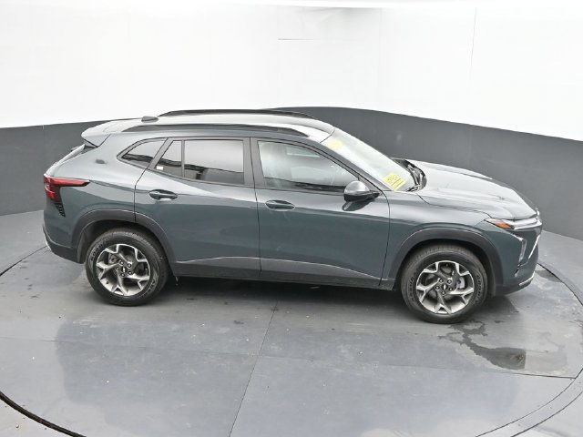 Used 2025 Chevrolet Trax LT FWD image 36