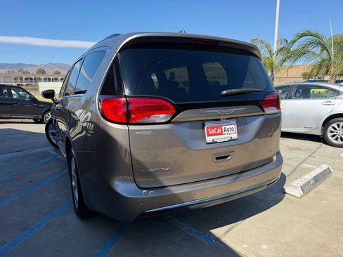 Used 2017 Chrysler Pacifica Touring-L w/ Tire & Wheel Group FWD image 5