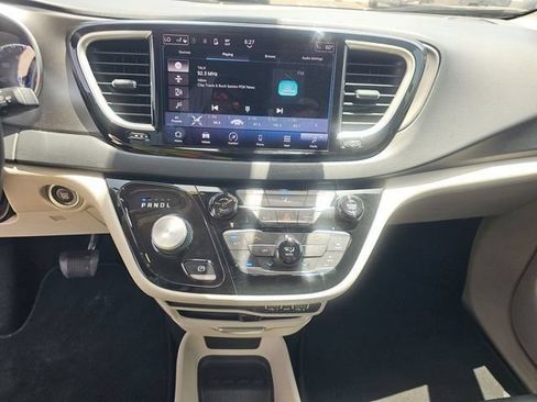 Used 2022 Chrysler Pacifica Touring-L FWD image 6