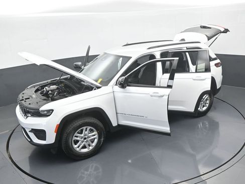 Used 2025 Jeep Grand Cherokee Laredo image 34