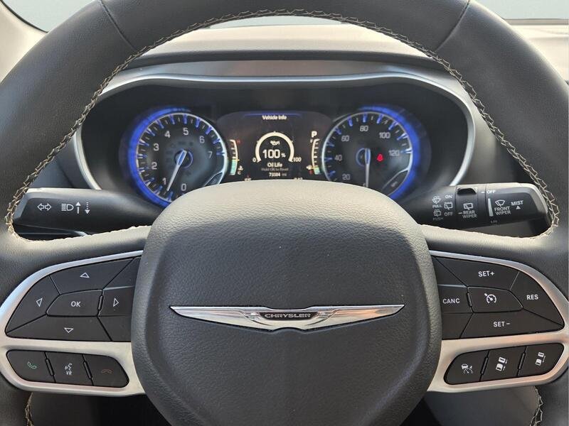 Used 2024 Chrysler Pacifica Touring-L FWD image 32
