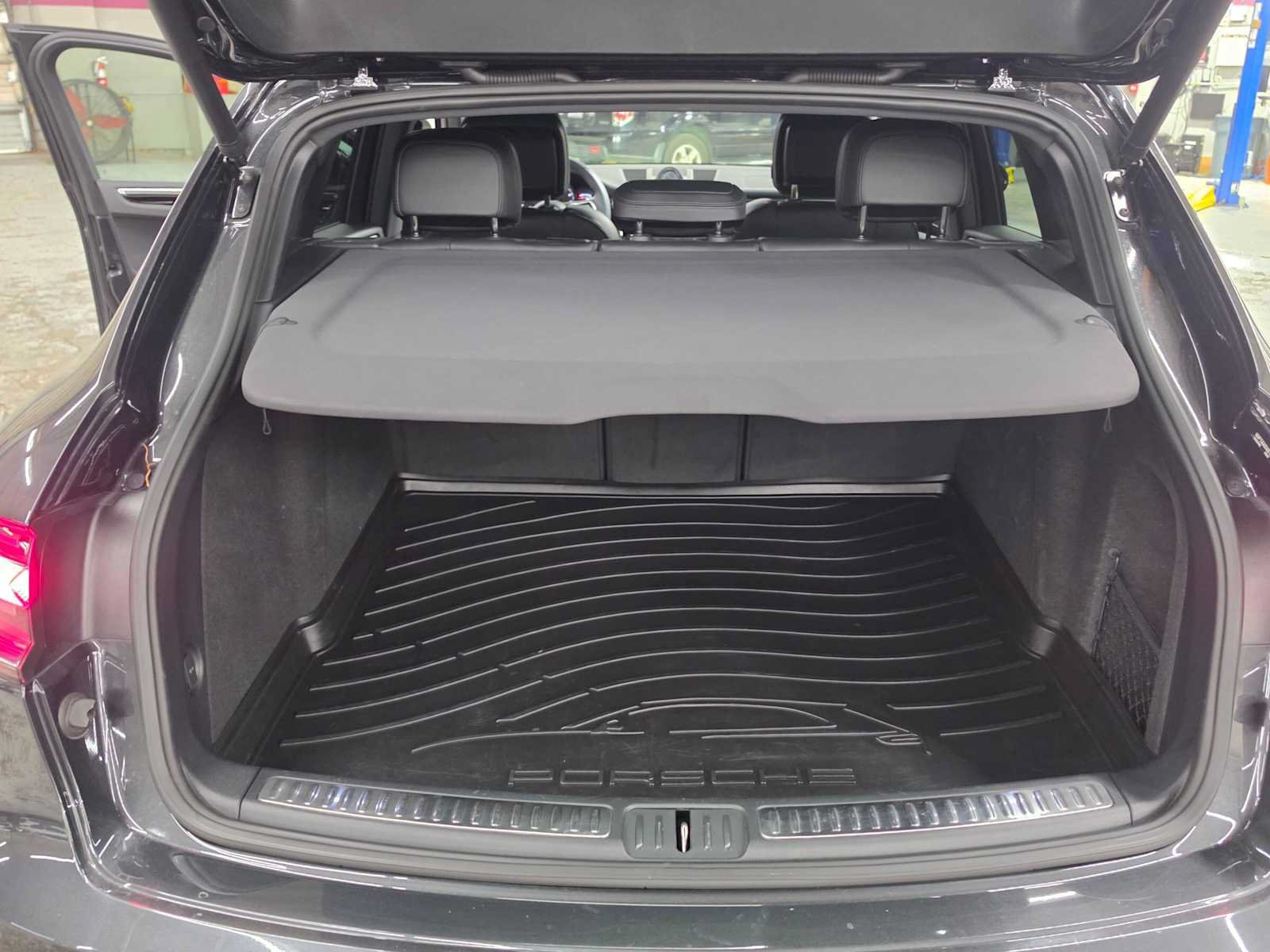 Used 2025 Porsche Macan AWD/4WD image 16