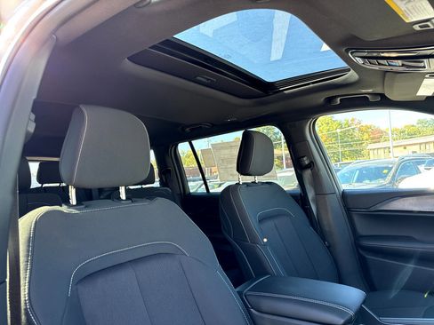 New 2025 Jeep Grand Cherokee L Laredo image 11