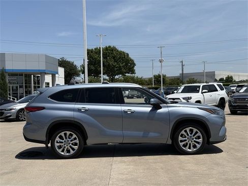 Used 2023 Toyota Highlander Limited image 3