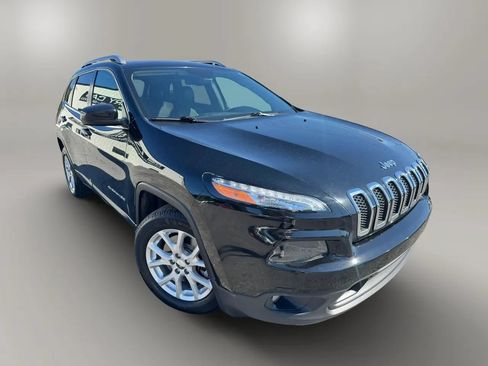 Used 2018 Jeep Cherokee Latitude Plus w/ Comfort/Convenience Group FWD image 2