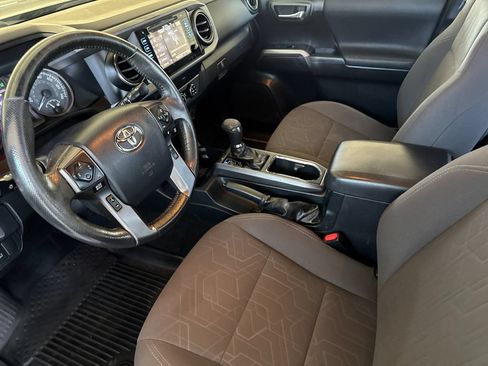 Used 2019 Toyota Tacoma TRD Sport w/ Technology Package RWD image 9