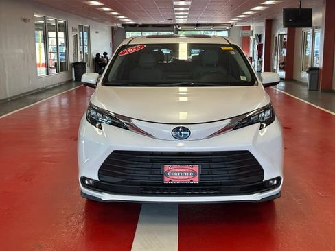 Certified 2025 Toyota Sienna XLE AWD/4WD image 8