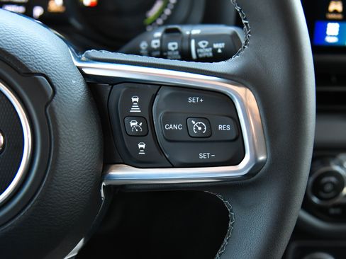 Used 2025 Jeep Wrangler Unlimited Sahara AWD/4WD image 32