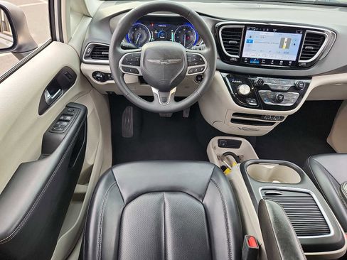 Used 2023 Chrysler Pacifica Touring-L image 11