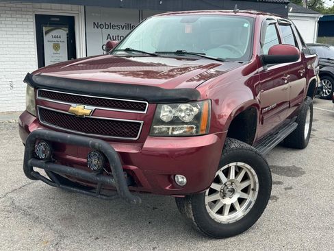 Used 2009 Chevrolet Avalanche LT w/ Convenience Package #1 AWD/4WD image 2