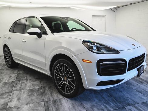 Used 2022 Porsche Cayenne Platinum Edition image 3