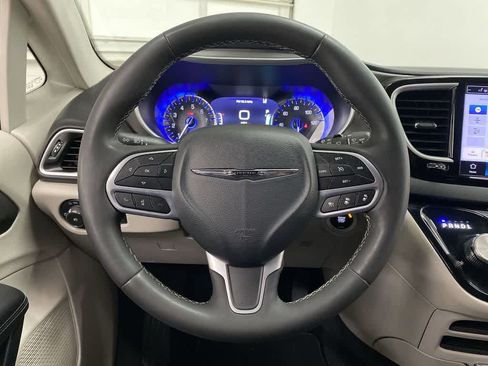 Used 2024 Chrysler Pacifica Touring-L FWD image 19