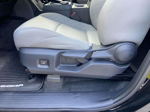 Used 2025 Toyota Tacoma SR5 AWD/4WD image 15