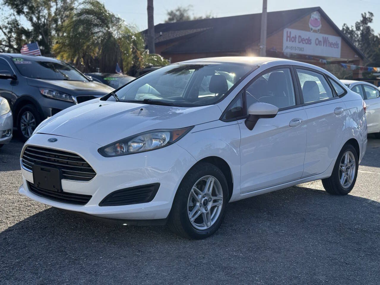 Used 2017 Ford Fiesta SE FWD image 2