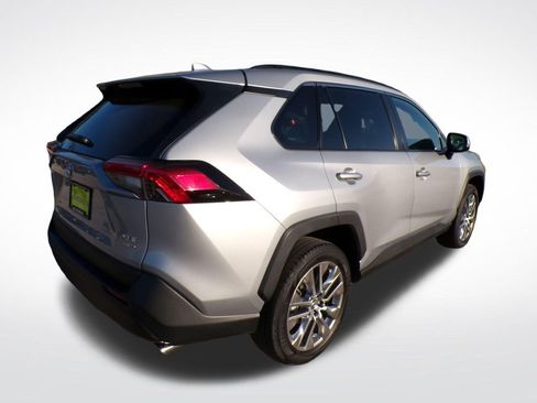 Used 2019 Toyota RAV4 XLE Premium w/ Cold Weather Package AWD/4WD image 8