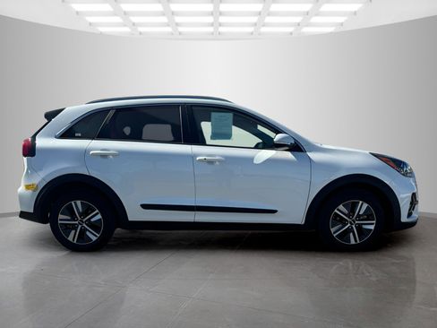 Used 2022 Kia Niro EX image 3