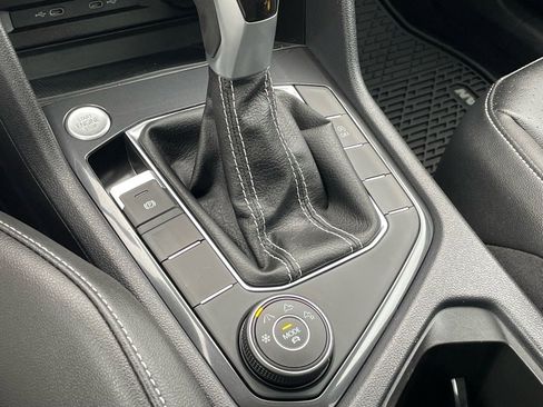 Used 2022 Volkswagen Tiguan SE w/ Panoramic Sunroof Package image 23