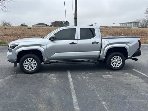 Used 2024 Toyota Tacoma SR image 8