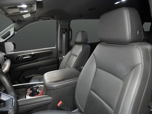 Used 2025 Chevrolet Suburban Z71 AWD/4WD image 21