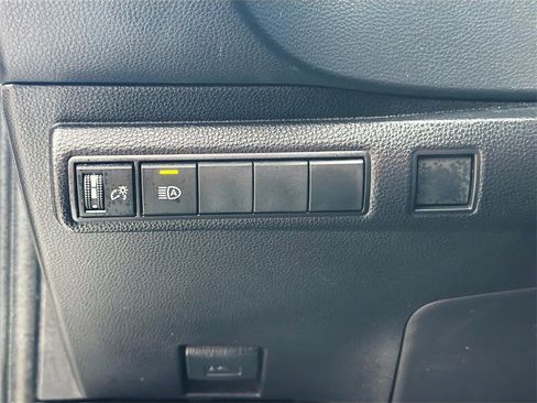 Used 2022 Toyota Corolla SE w/ Carpet Mat Package (TMS) image 10