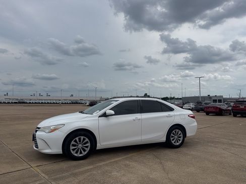 Used 2017 Toyota Camry SE FWD image 13