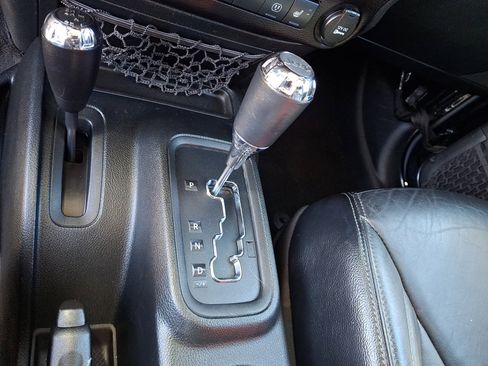 Used 2018 Jeep Wrangler Unlimited Sahara AWD/4WD image 27