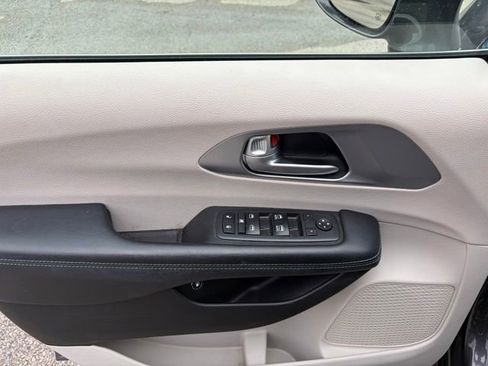 Used 2018 Chrysler Pacifica Touring-L image 24