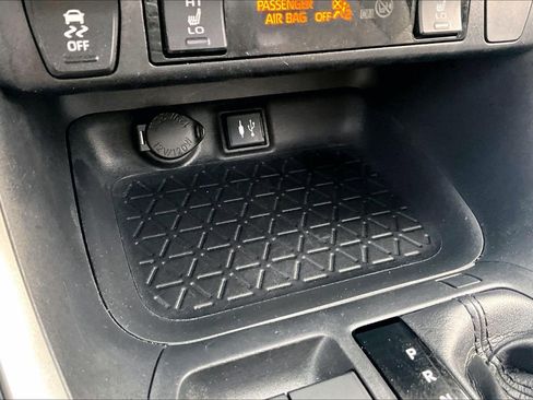 Used 2019 Toyota RAV4 XLE Premium image 31