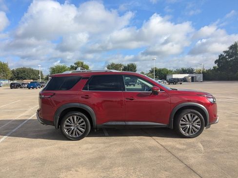 Used 2024 Nissan Pathfinder SL w/ SL Premium Package FWD image 4