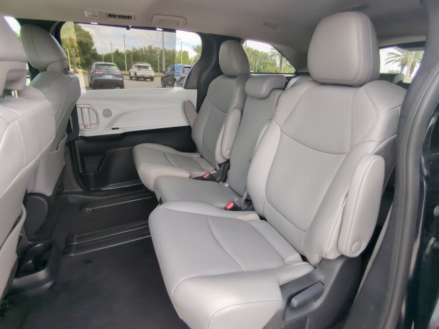 Certified 2025 Toyota Sienna XLE FWD image 17