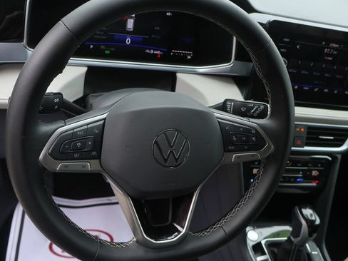 Used 2025 Volkswagen Taos SE FWD image 22