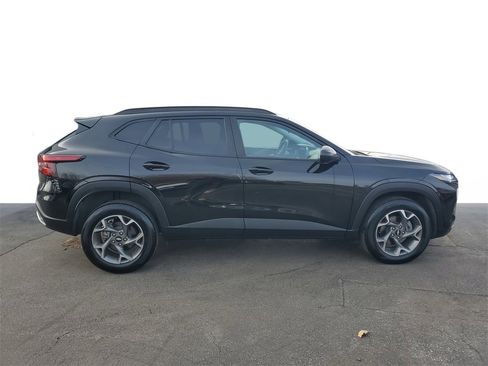 Used 2025 Chevrolet Trax LT image 6