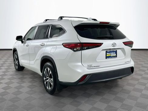 Used 2023 Toyota Highlander XLE AWD/4WD image 5