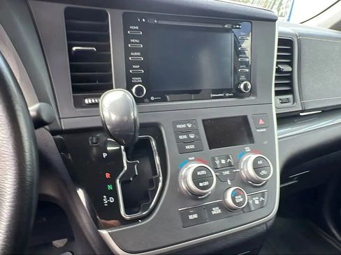 Used 2020 Toyota Sienna SE FWD image 16