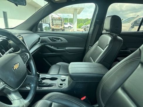 Used 2022 Chevrolet Traverse LT FWD image 7