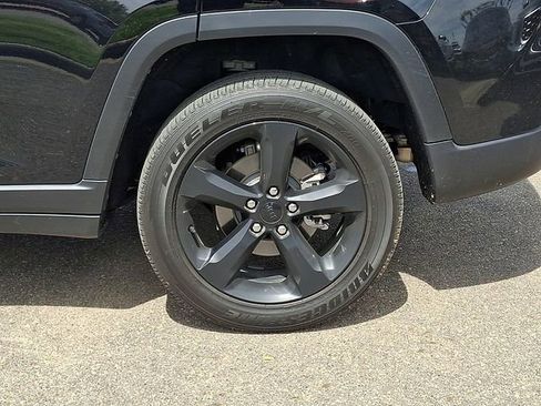 Used 2025 Jeep Grand Cherokee Altitude image 23