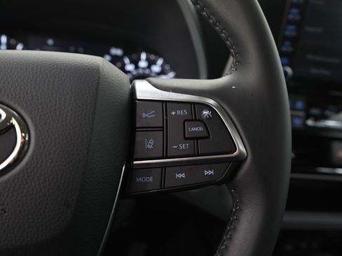 Used 2021 Toyota Highlander XLE AWD/4WD image 29