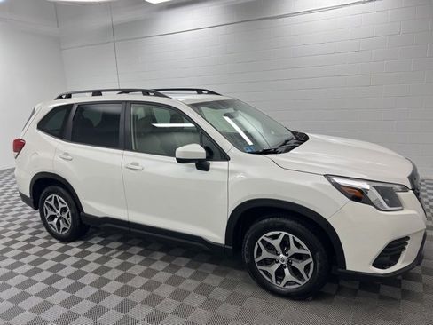 Used 2023 Subaru Forester Premium image 4