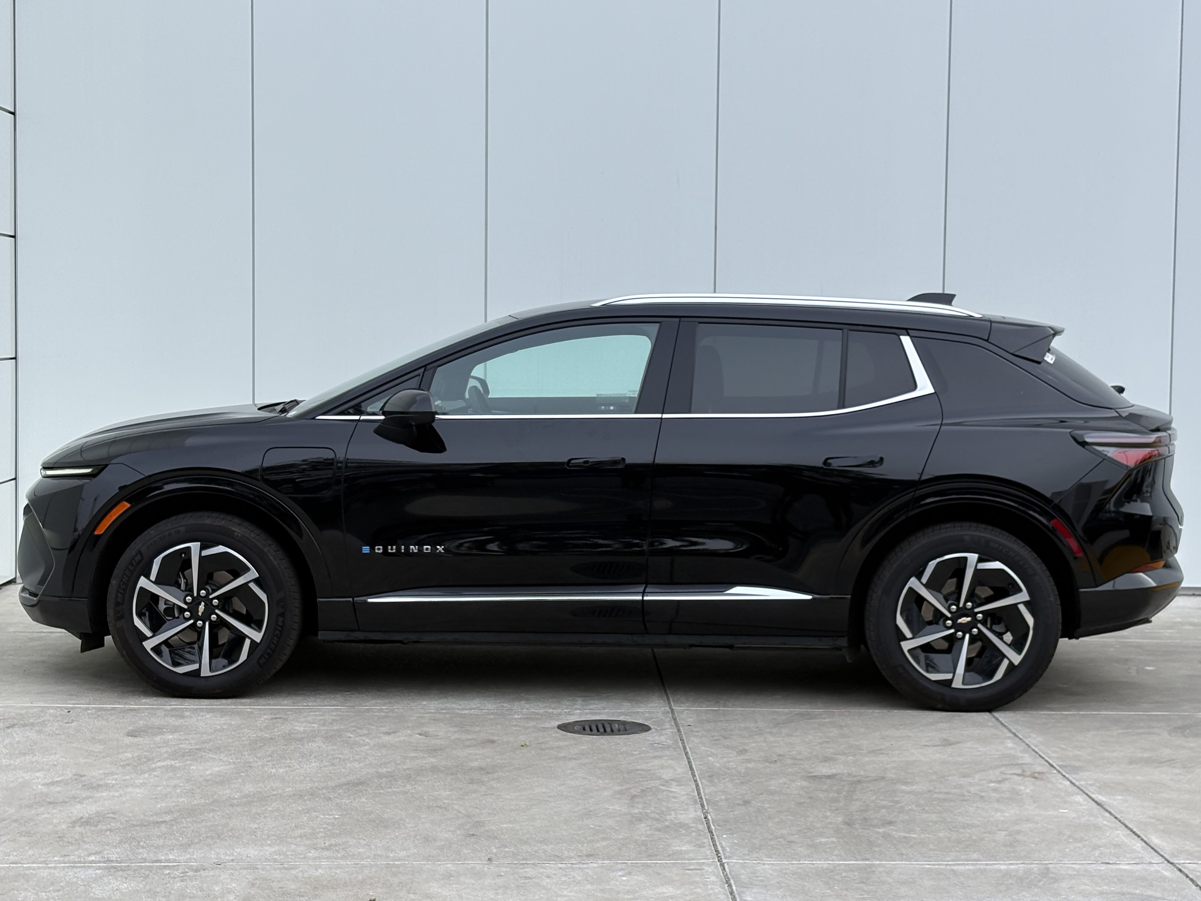 Used 2024 Chevrolet Equinox EV LT FWD image 4