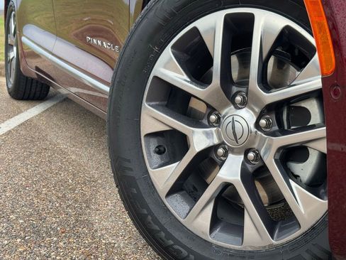 Used 2022 Chrysler Pacifica Pinnacle image 2