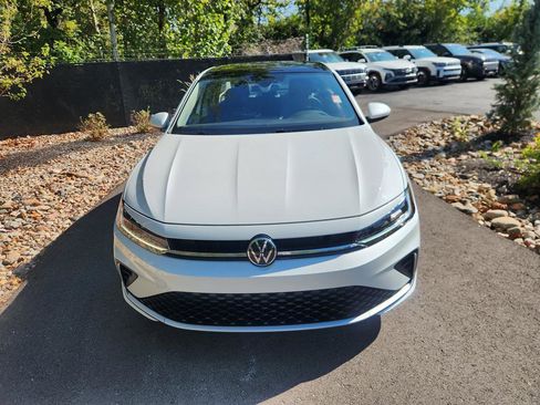 Certified 2025 Volkswagen Jetta SE w/ Sunroof Package image 8