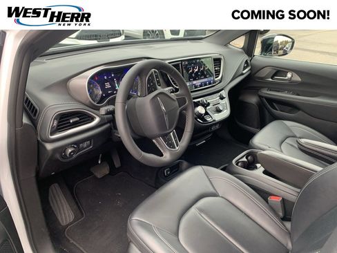 Used 2025 Chrysler Pacifica Select image 5