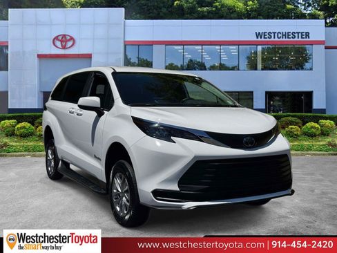 Used 2025 Toyota Sienna LE FWD image 1