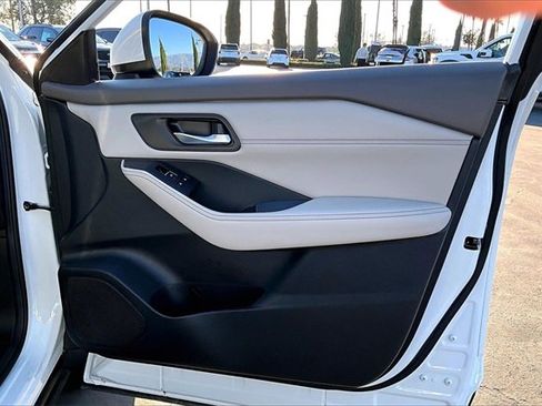 Certified 2024 Nissan Rogue SL w/ SL Premium Package image 28