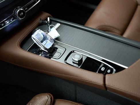 Certified 2024 Volvo XC90 T8 Ultimate AWD/4WD image 24