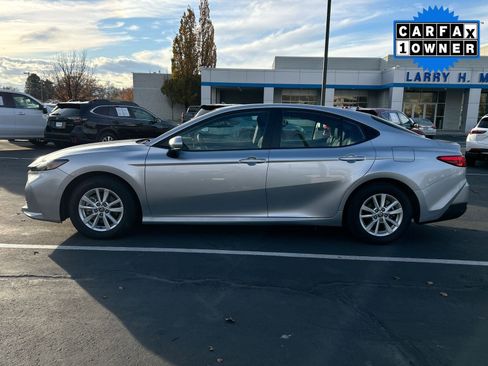 Used 2025 Toyota Camry SE image 3