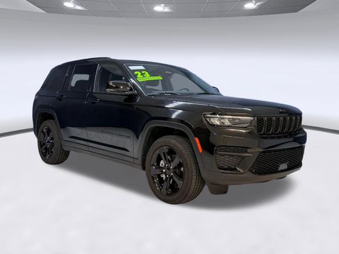 Used 2023 Jeep Grand Cherokee Altitude AWD/4WD image 7